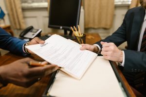 avocat présentant des documents de divorce
