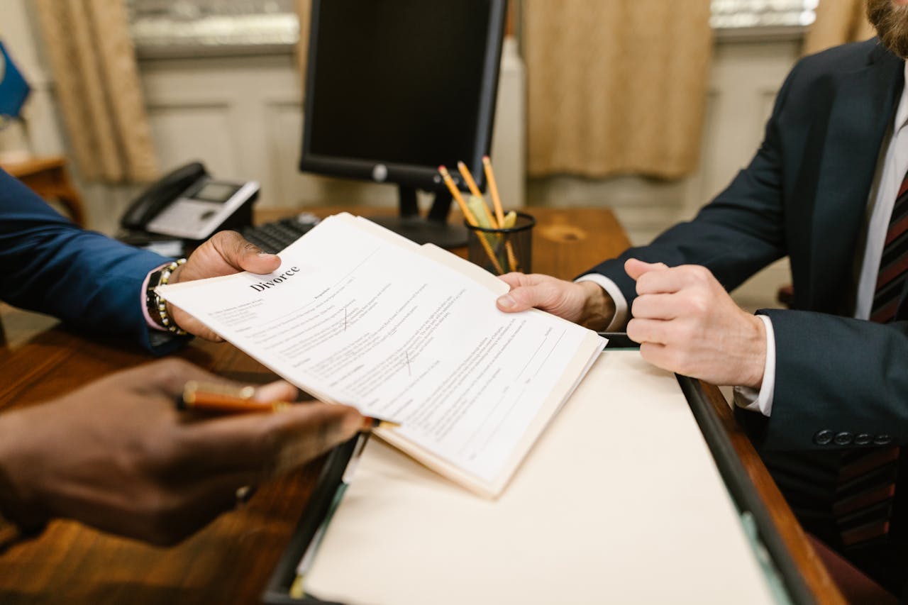 avocat présentant des documents de divorce